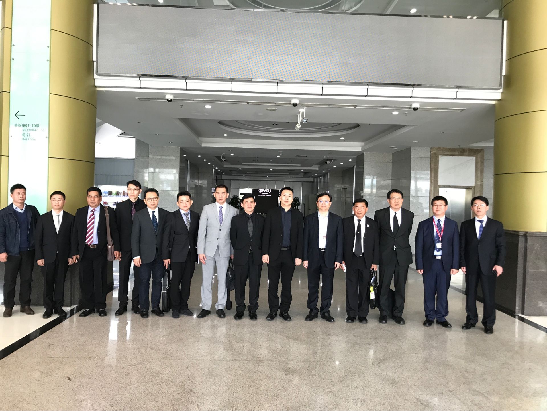 調(diào)研團一行與王傳福合影留念 調(diào)研團一行與王傳福合影留念