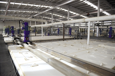 興華鋰鹽有限公司自主創新的箱式萃取槽 興華鋰鹽有限公司自主創新的箱式萃取槽