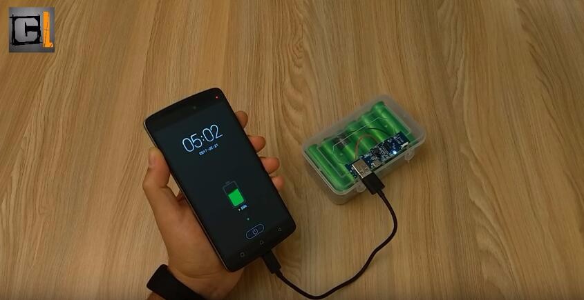 經過八小時的充電之后，將手機連接到數據線上，很快，你就會看到手機已經進入到了充電的模式當中，一個由筆記本電池改造的移動電源也已經完成了。如果你覺得有趣的話，那就把它分享出去吧。