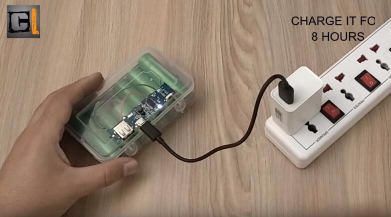 隨后，給電源線焊接上一塊充電模板，把它固定在盒子上方之后，連接上電源為其充電。