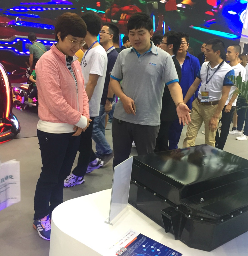 展會現(xiàn)場觀眾了解海馬ME300電池包 展會現(xiàn)場觀眾了解海馬ME300電池包