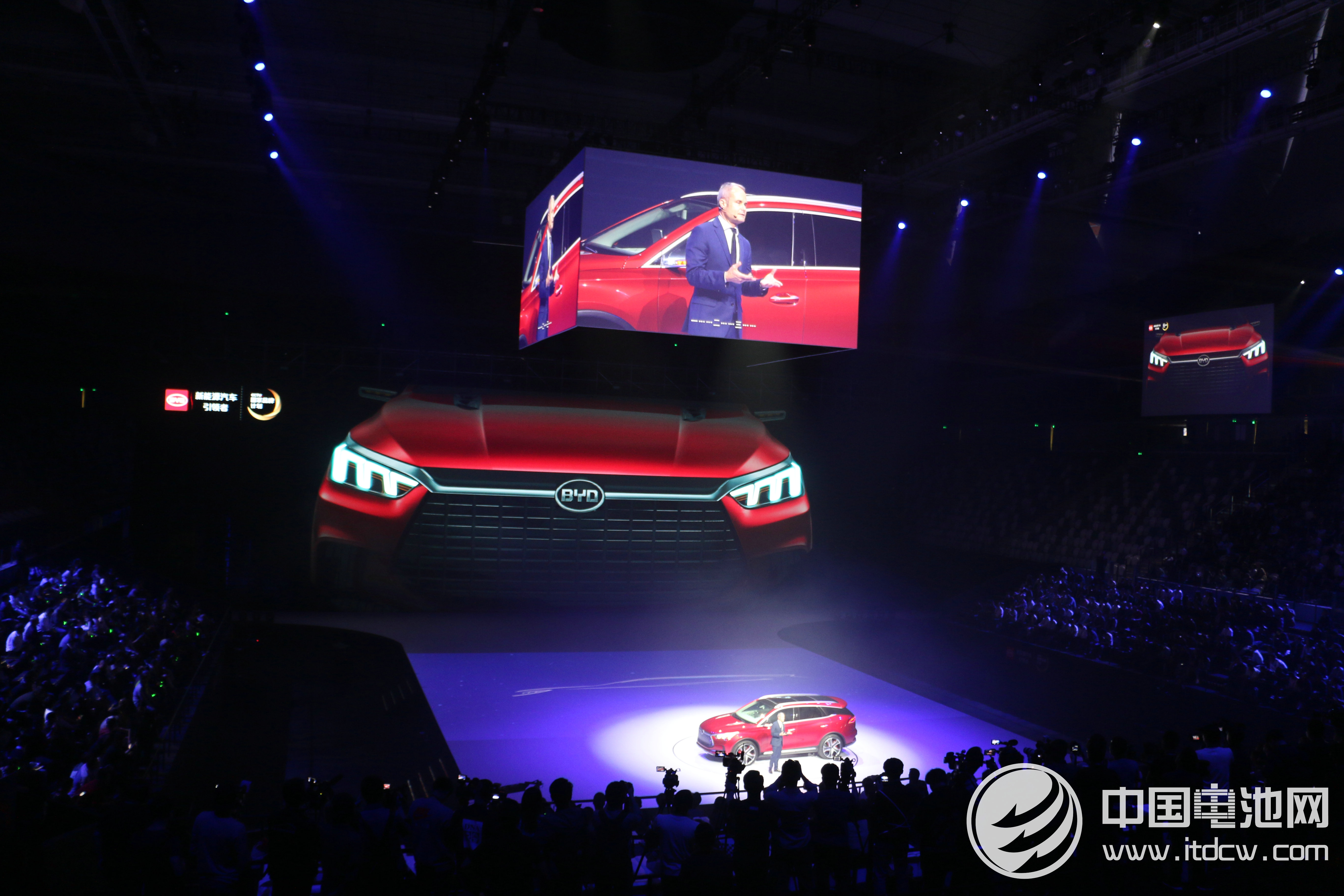 比亞迪新晉設(shè)計(jì)總監(jiān)沃爾夫?qū)ぐ駭y全新設(shè)計(jì)理念與王朝概念車亮相