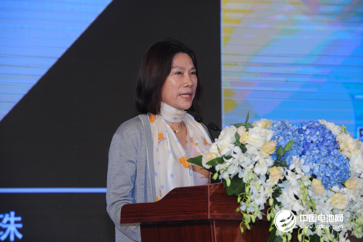 銀隆新能源名譽(yù)董事長(zhǎng)董明珠在開(kāi)幕論壇上發(fā)表演講