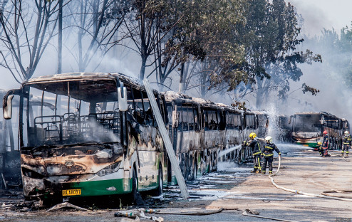 5月1日,北京市朝陽區東葦路蟹島度假村停車場汽車起火,數十輛新能源電動車大巴損毀。 5月1日,北京市朝陽區東葦路蟹島度假村停車場汽車起火,數十輛新能源電動車大巴損毀。