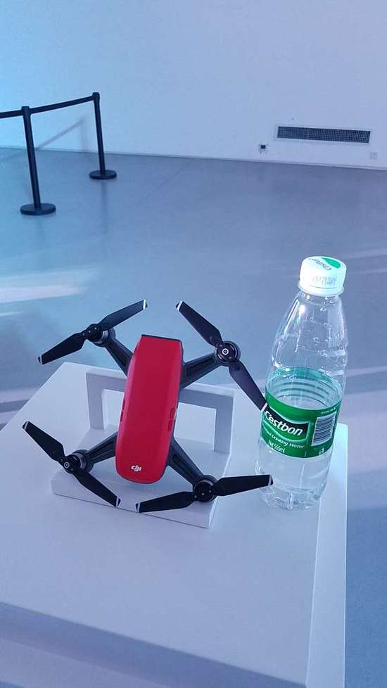 Spark掌上無(wú)人機(jī)與礦泉水對(duì)比圖 Spark掌上無(wú)人機(jī)與礦泉水對(duì)比圖