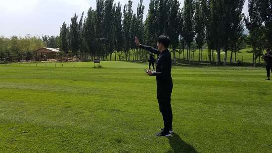 Spark無(wú)人機(jī)室外手勢(shì)控制演示 Spark無(wú)人機(jī)室外手勢(shì)控制演示