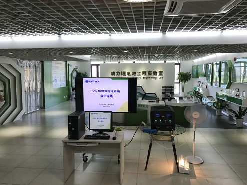 圖3 鋁空氣電池發(fā)電系統(tǒng)演示現(xiàn)場