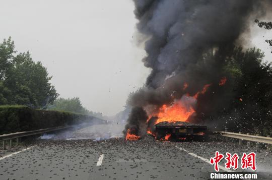 10余米長的車斗正猛烈燃燒,火焰夾雜著濃煙將整個(gè)車廂團(tuán)團(tuán)圍住 10余米長的車斗正猛烈燃燒,火焰夾雜著濃煙將整個(gè)車廂團(tuán)團(tuán)圍住