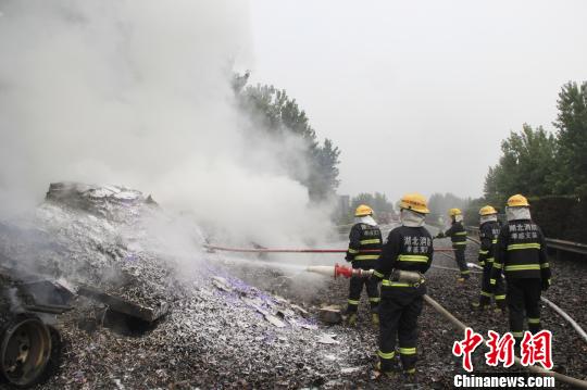 經(jīng)過兩個(gè)多小時(shí)努力,大火被成功撲滅。 王基達(dá) 攝 經(jīng)過兩個(gè)多小時(shí)努力,大火被成功撲滅。 王基達(dá) 攝