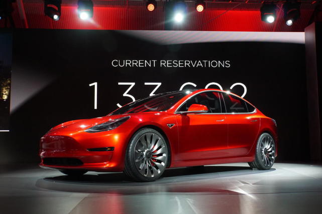 首批Model 3交付在即 能否拯救特斯拉？