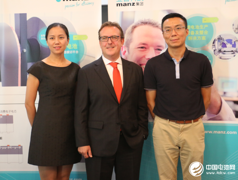 亞智系統科技(蘇州)有限公司總經理 Martin Kroboth (中)銷售經理權循瑞(左)副總裁黃健宏(右) 亞智系統科技(蘇州)有限公司總經理 Martin Kroboth (中)銷售經理權循瑞(左)副總裁黃健宏(右)