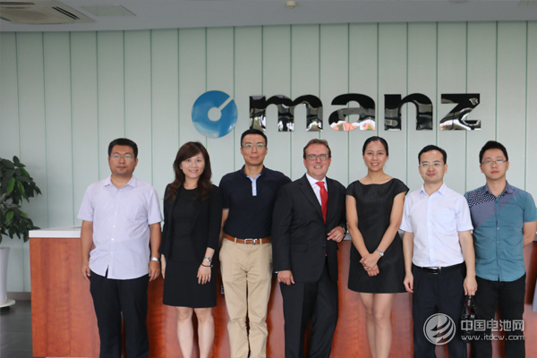 亞智系統科技（蘇州）有限公司相關領導與媒體記者合影