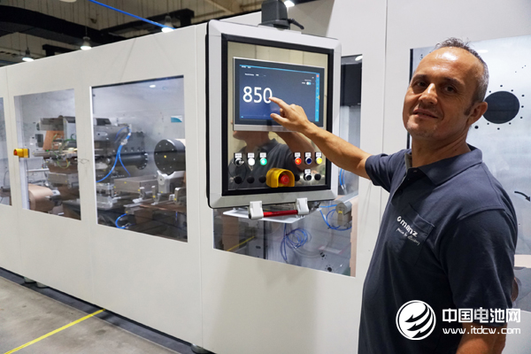 Manz工作人員測試鋰電設備 Manz工作人員測試鋰電設備