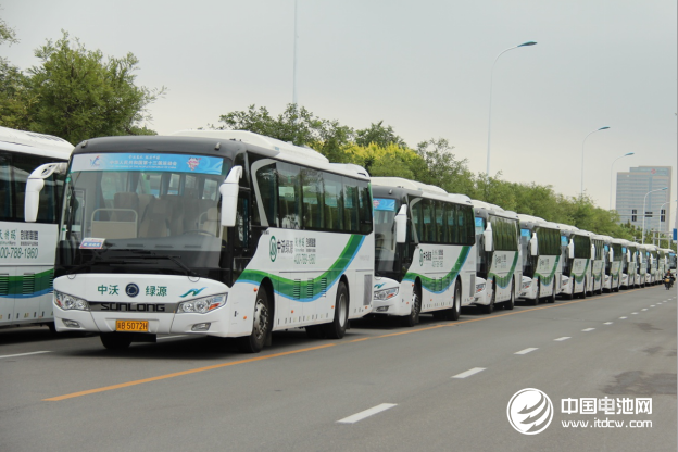 中沃綠源純電動大巴集結前往各站點接送運動員