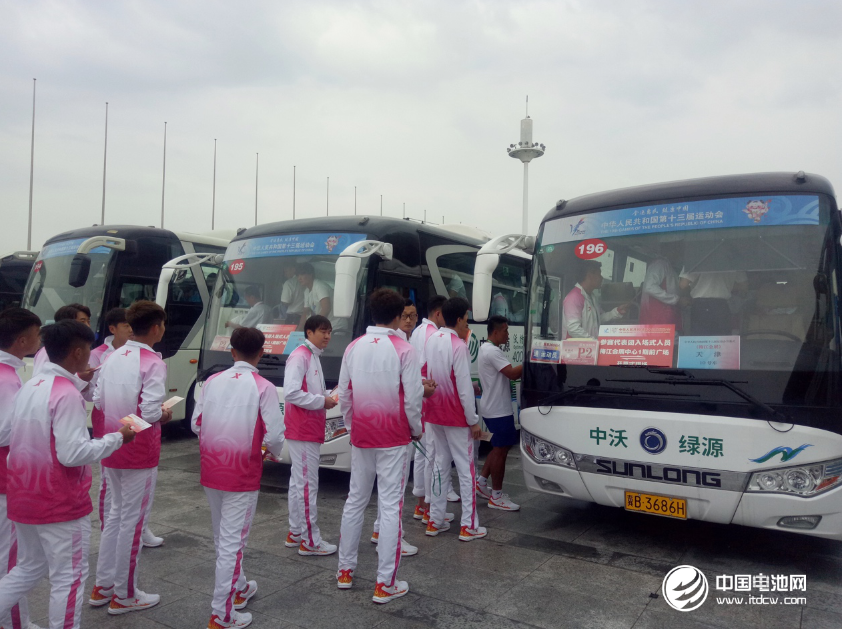 沃特瑪創(chuàng)新聯(lián)盟純電動大巴接送參賽代表團
