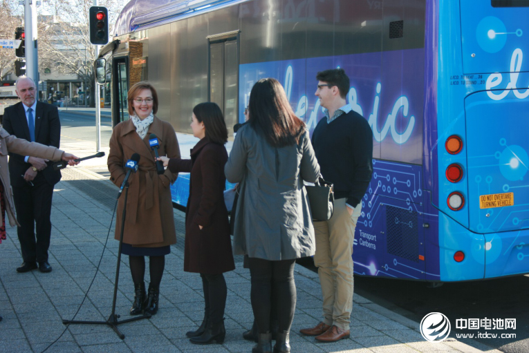 ACT交通部長米根·斐茲哈里斯（Meegan Fitzharris）在比亞迪電動大巴前接受媒體采訪