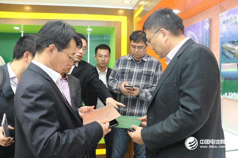 中國鋰電新能源產(chǎn)業(yè)鏈調(diào)研團(tuán)一行參觀聯(lián)合銅箔展廳