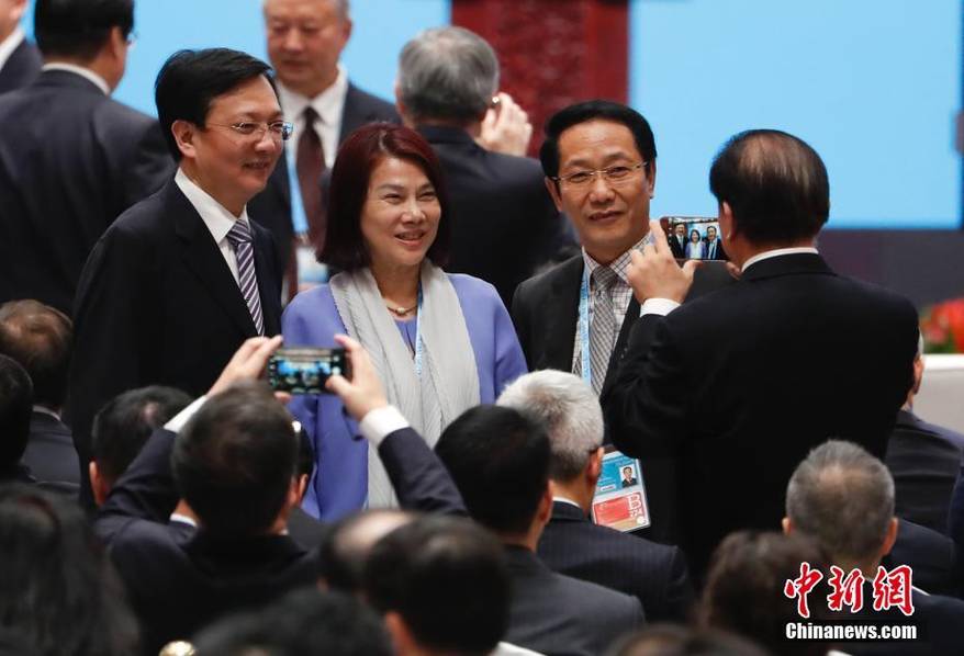 董明珠等在開(kāi)幕式前合影（圖片來(lái)源：中新網(wǎng)）