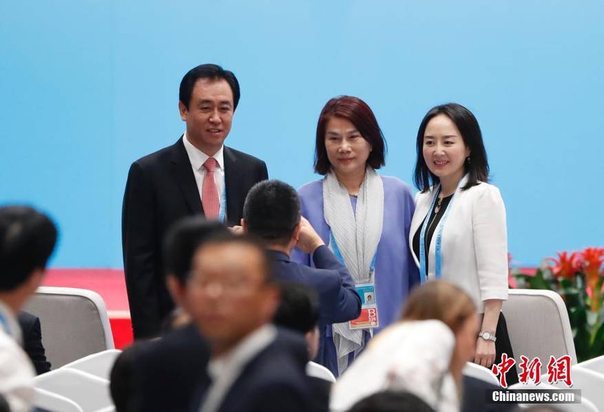 許家印、董明珠等在開(kāi)幕式前合影（圖片來(lái)源：中新網(wǎng)）