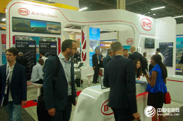 比亞迪展臺觀眾絡繹不絕