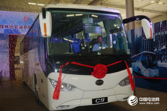 不得不承認，我國對于新能源汽車產業的優待確實有目共睹，就連最新消息都指出，在汽車購置稅將普遍上調3個百分點的情況下，新能源汽車依舊享有購置稅優惠政策。很顯然，無論是盛極一時的補貼政策，還是即將到來的雙積分制度，政策傾斜對象一目了然。 然而，新能源汽車市場一派繁榮之下，很多人敏銳地察覺到了更多暗流。跨界資本來襲，跨過車企蜂擁而入，大眾、保時捷、奔馳等世界知名傳統汽車品牌也爭先恐后跨進了新能源汽車領域。合資潮興起，中國車企是否能在新一輪角逐中占領高地，自主新能源車企會否曇花一現？