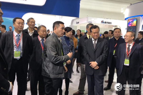 領(lǐng)導(dǎo)們聽取銀隆新能源儲能部總經(jīng)理孫放的介紹 領(lǐng)導(dǎo)們聽取銀隆新能源儲能部總經(jīng)理孫放的介紹