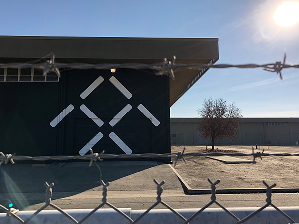 探訪賈躍亭美國造車工廠：沒有任何生產設備 僅一名員工打卡