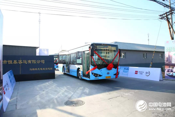 助力藍(lán)天保衛(wèi)戰(zhàn)！比亞迪350輛純電動(dòng)公交車首次投運(yùn)北京