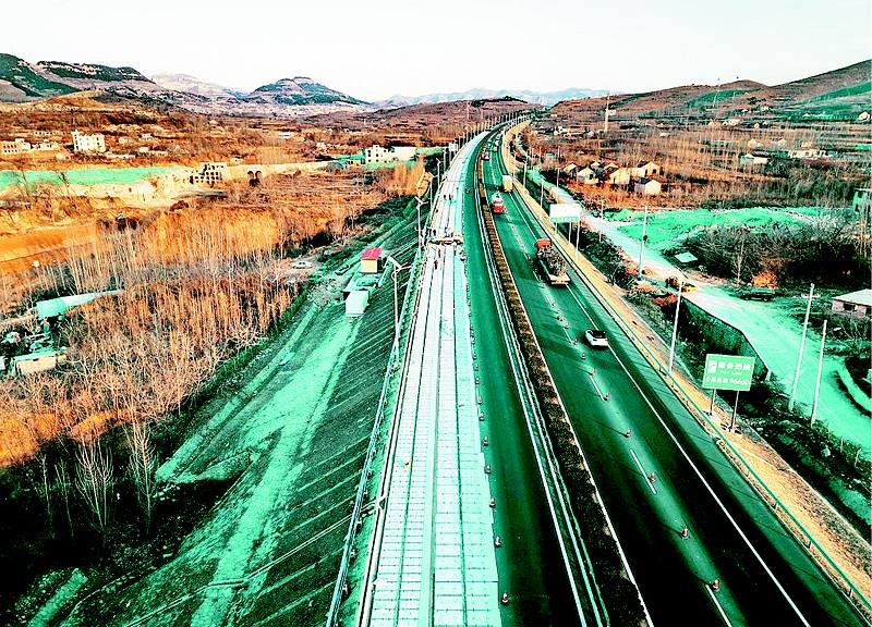 新媒關(guān)注全球首段光伏高速公路濟(jì)南通車：經(jīng)濟(jì)效益非常可觀