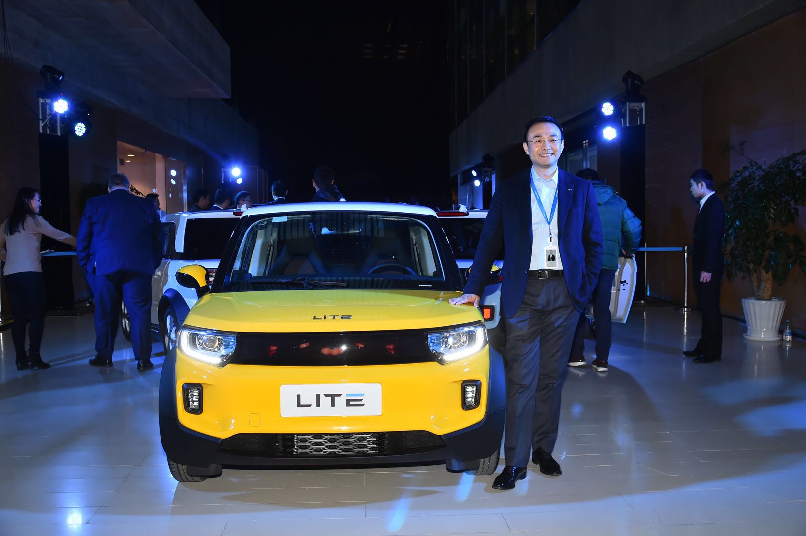 產(chǎn)銷首破10萬+，北汽新能源“引領(lǐng)2025”戰(zhàn)略起錨