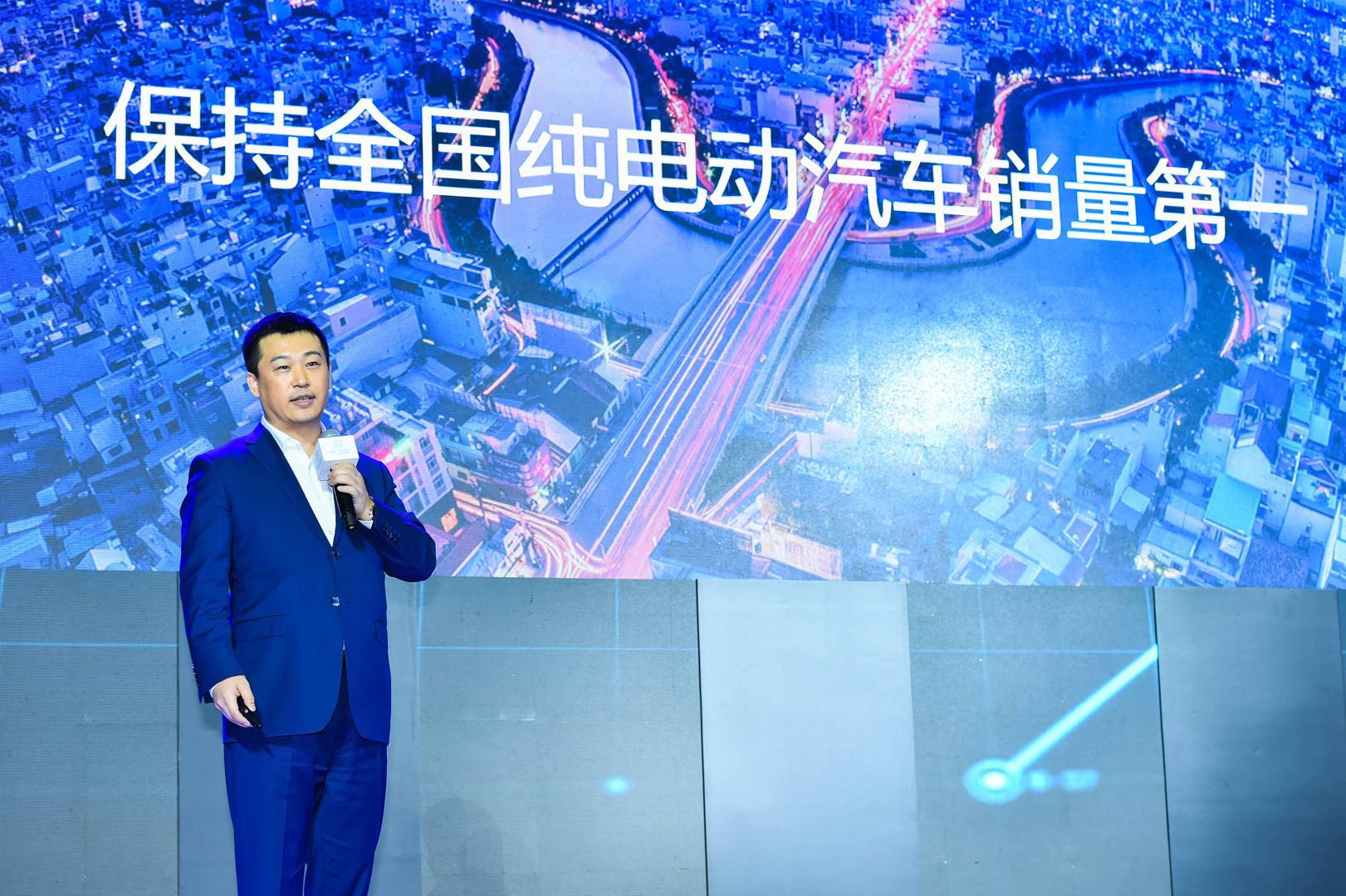 產(chǎn)銷首破10萬+，北汽新能源“引領(lǐng)2025”戰(zhàn)略起錨