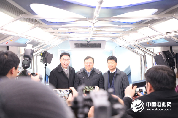 銀川市代市長楊玉經、比亞迪董事長兼總裁王傳福、華為副董事長兼輪值CEO郭平共同見證云軌無人駕駛系統發布