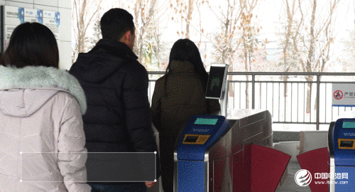 乘客刷臉進站，秒速通關