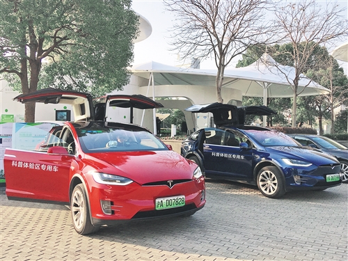 上海安亭國際汽車城向消費(fèi)者提供包括特斯拉在內(nèi)的各種電動(dòng)車進(jìn)行試駕體驗(yàn)