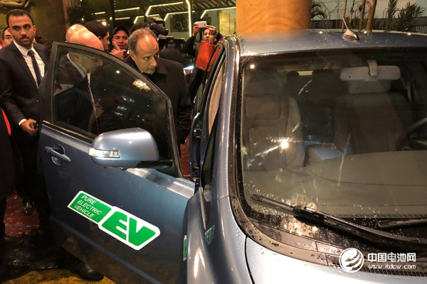 埃及亞歷山大省長(zhǎng)Mohamed Sultan體驗(yàn)比亞迪純電動(dòng)e6