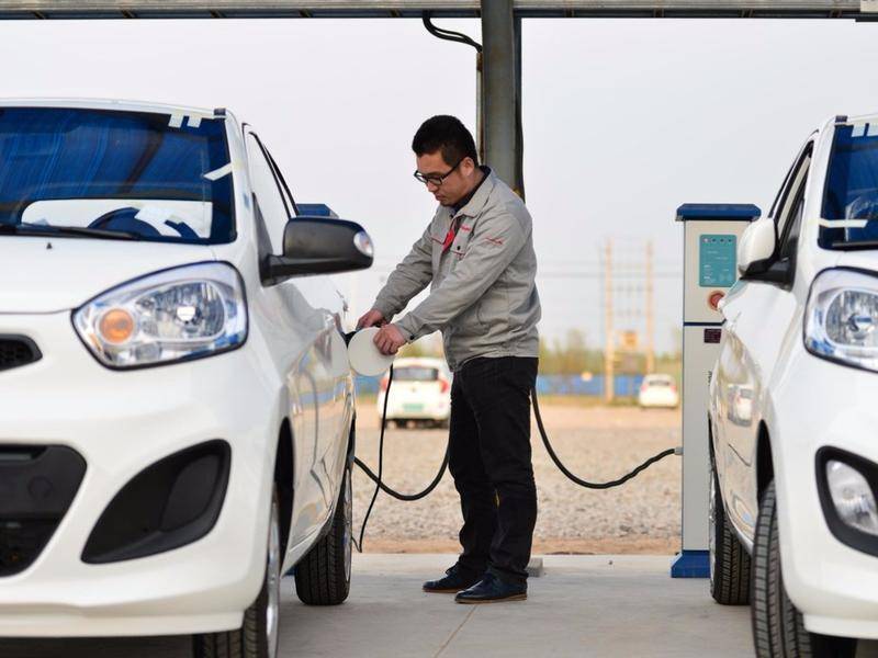 補(bǔ)貼退坡苗頭已現(xiàn) 新能源汽車仍有兩大困境待解