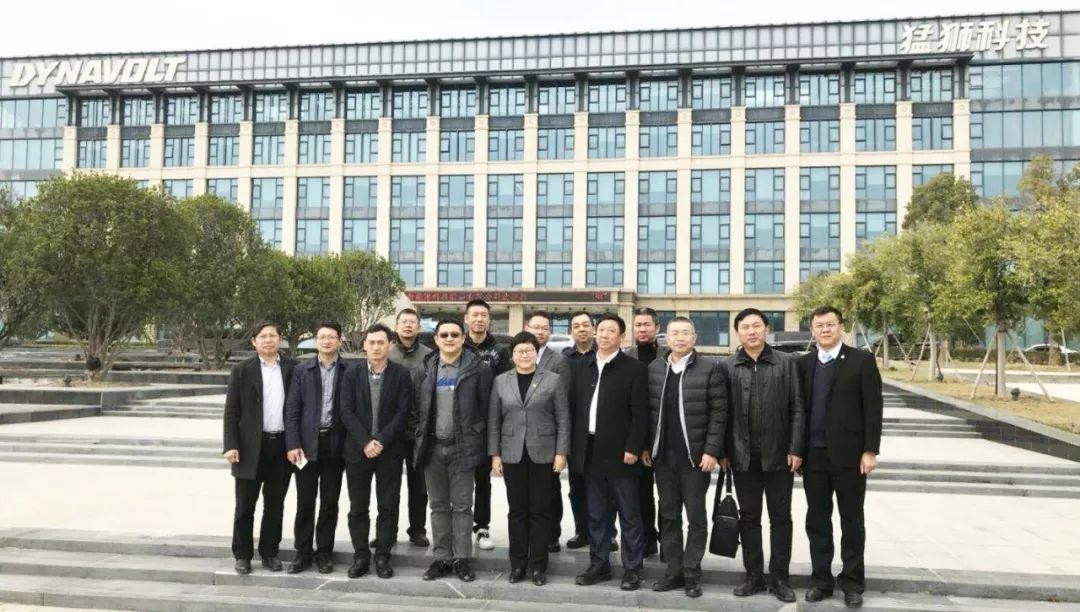 襄陽(yáng)新能源汽車產(chǎn)業(yè)聯(lián)盟現(xiàn)雛形 猛獅動(dòng)力鋰電池兩大基地共揚(yáng)帆