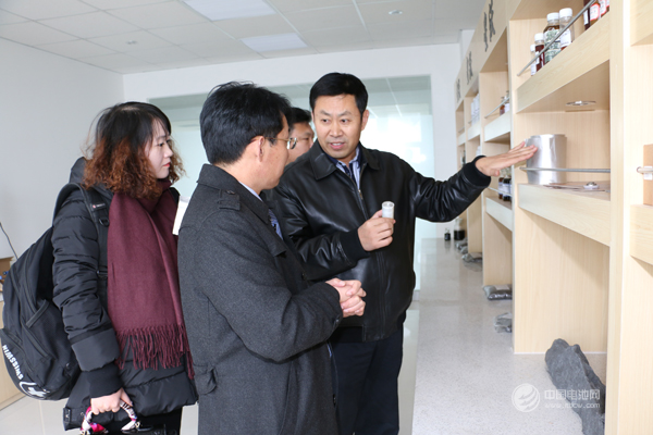 中關村新型電池技術創(chuàng)新聯(lián)盟秘書長、中國電池網創(chuàng)始人于清教在青島考察石墨烯產業(yè)