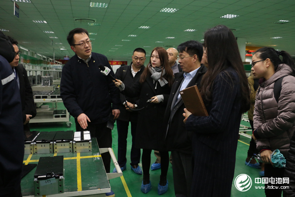 中國鋰電新能源產業鏈調研團一行參觀南京金龍