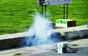 在電動車電池短路實驗區，電池短路后冒出白煙