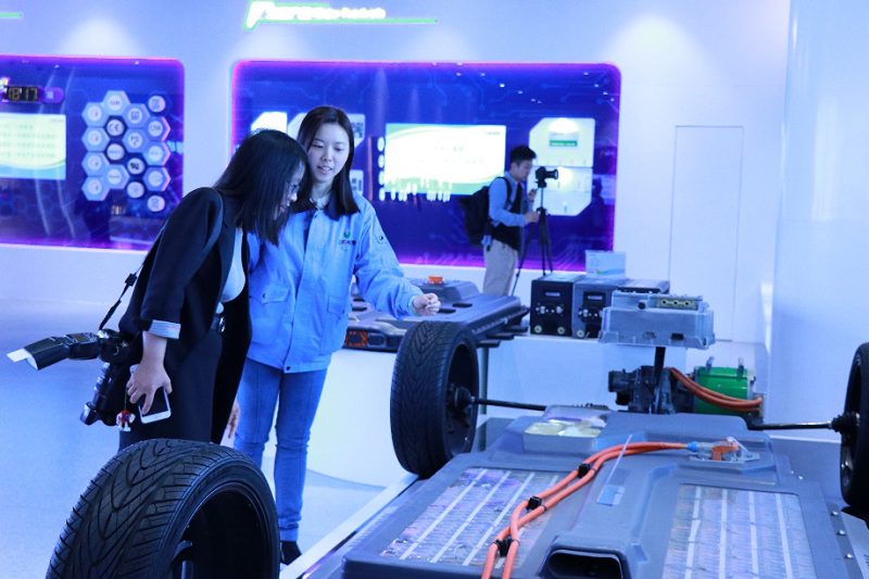 參觀者在純電動乘用車電池系統前駐足