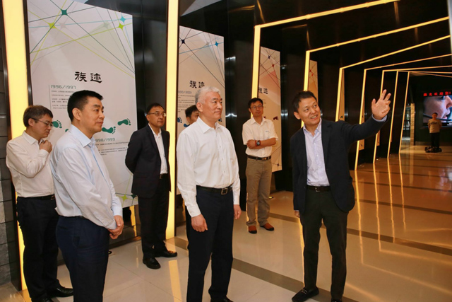 科技部部長(zhǎng)王志剛到大族激光調(diào)研  高云峰董事長(zhǎng)陪同