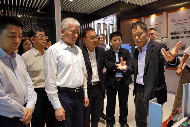 科技部部長(zhǎng)王志剛到大族激光調(diào)研  高云峰董事長(zhǎng)陪同