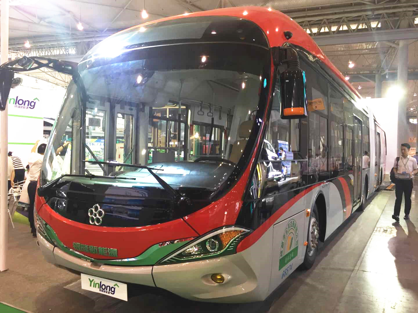 銀隆18米中國紅 閃耀蓉城新能源汽車展 銀隆18米中國紅 閃耀蓉城新能源汽車展