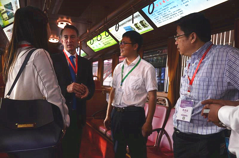 銀隆18米中國紅 閃耀蓉城新能源汽車展 銀隆18米中國紅 閃耀蓉城新能源汽車展