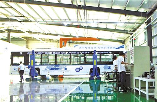 位于佛山南海丹灶鎮(zhèn)的泰羅斯公司員工在對(duì)燃料電池大巴進(jìn)行檢測(cè)