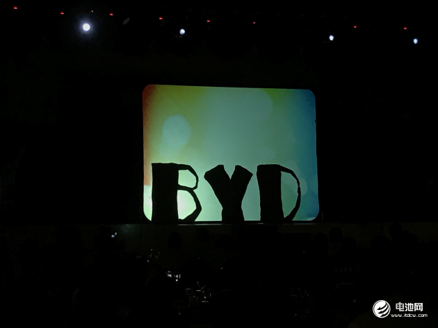 菲律賓當地政府邀請世界著名影舞團、《亞洲達人秀》冠軍El Gamma Penumbra到場助陣。El Gamma Penumbra團隊成員用肢體拼出“BYD”。