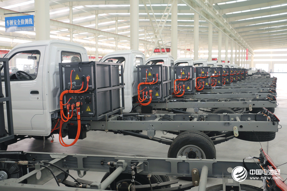 新能源汽車業投資管理權由中央下放到地方 地方擔責 新能源汽車業投資管理權由中央下放到地方 地方擔責