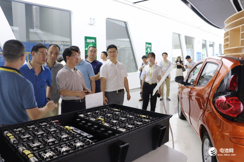 中國鋰電新能源產(chǎn)業(yè)鏈調(diào)研團一行參觀超威集團