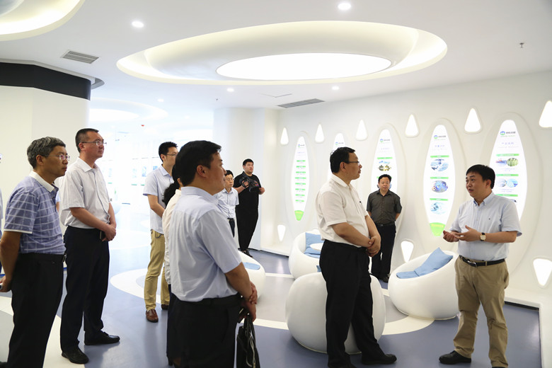 青島西海岸新區管委主任李奉利現場調研藍科途和中科華聯 青島西海岸新區管委主任李奉利現場調研藍科途和中科華聯